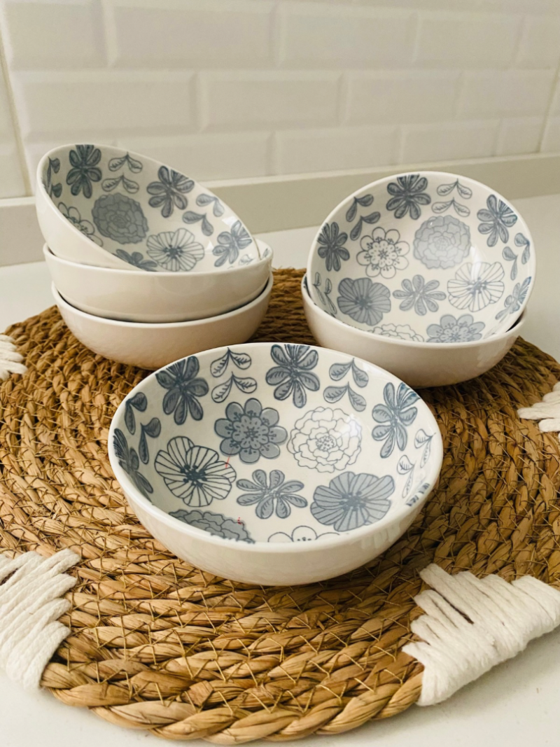 04577C63-7DAE-43CC-A8C8-B2DE27D50A43-1.png 6 Pocillos de postre blanco con flores azules