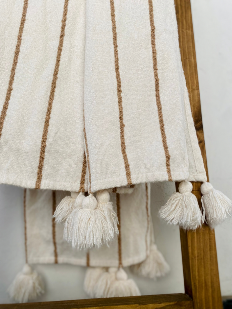 0F158154-D47E-4C3C-B3CB-DCB8CC006A97.png Mantas tipo pieceras con borlas