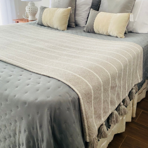 17CBF289-EC6F-47E1-928D-EE267641B8FB.png Mantas tipo pieceras con borlas