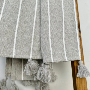 2AA96552-3185-42A4-9796-5E803CD43787.png Mantas tipo pieceras con borlas