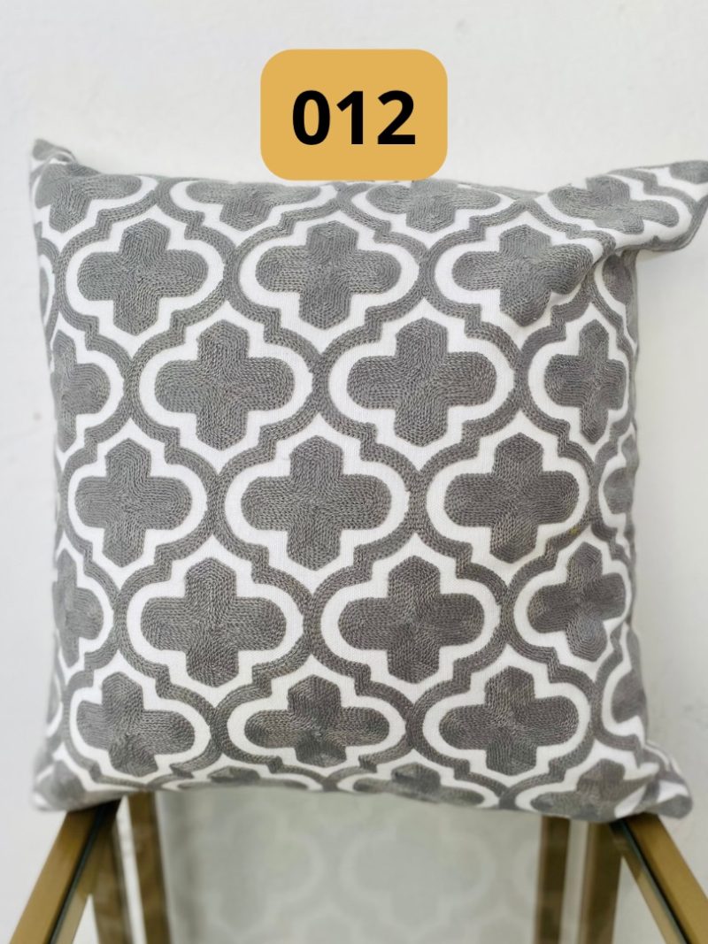 66321815-95BC-4F7B-AD42-AA3019A62A73.jpg Funda de cojines bordados Isadora