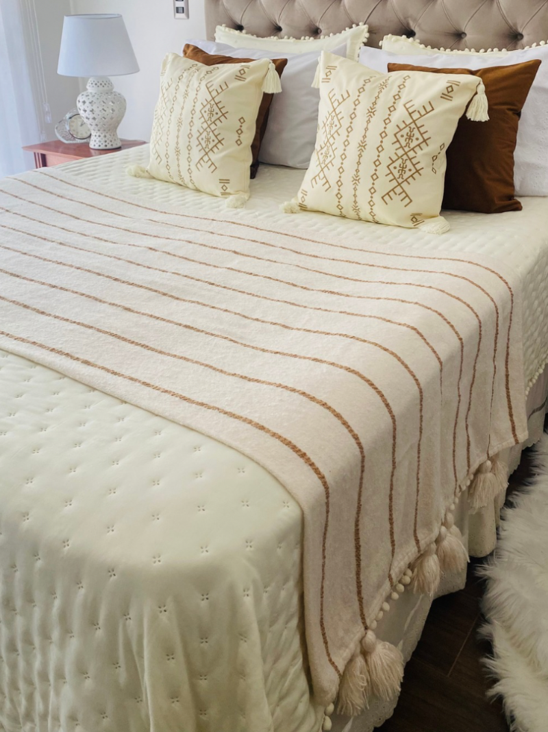 8E99BDCE-7AE4-4537-B719-64865F4B3CF5.png Mantas tipo pieceras con borlas