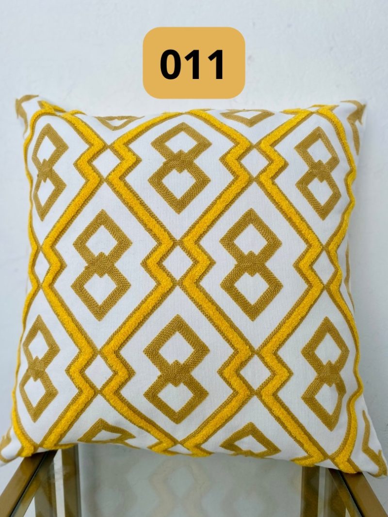 9F9A18B2-09EA-43F0-B4C7-4A4ADCBB3360.jpg Funda de cojines bordados Isadora