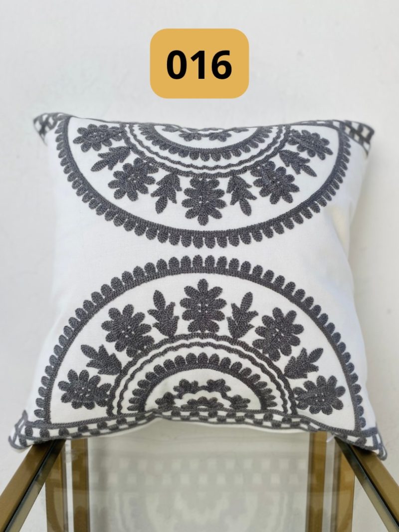 B5B33C11-2277-4C2F-BF12-77B7B2225656.jpg Funda de cojines bordados Simona