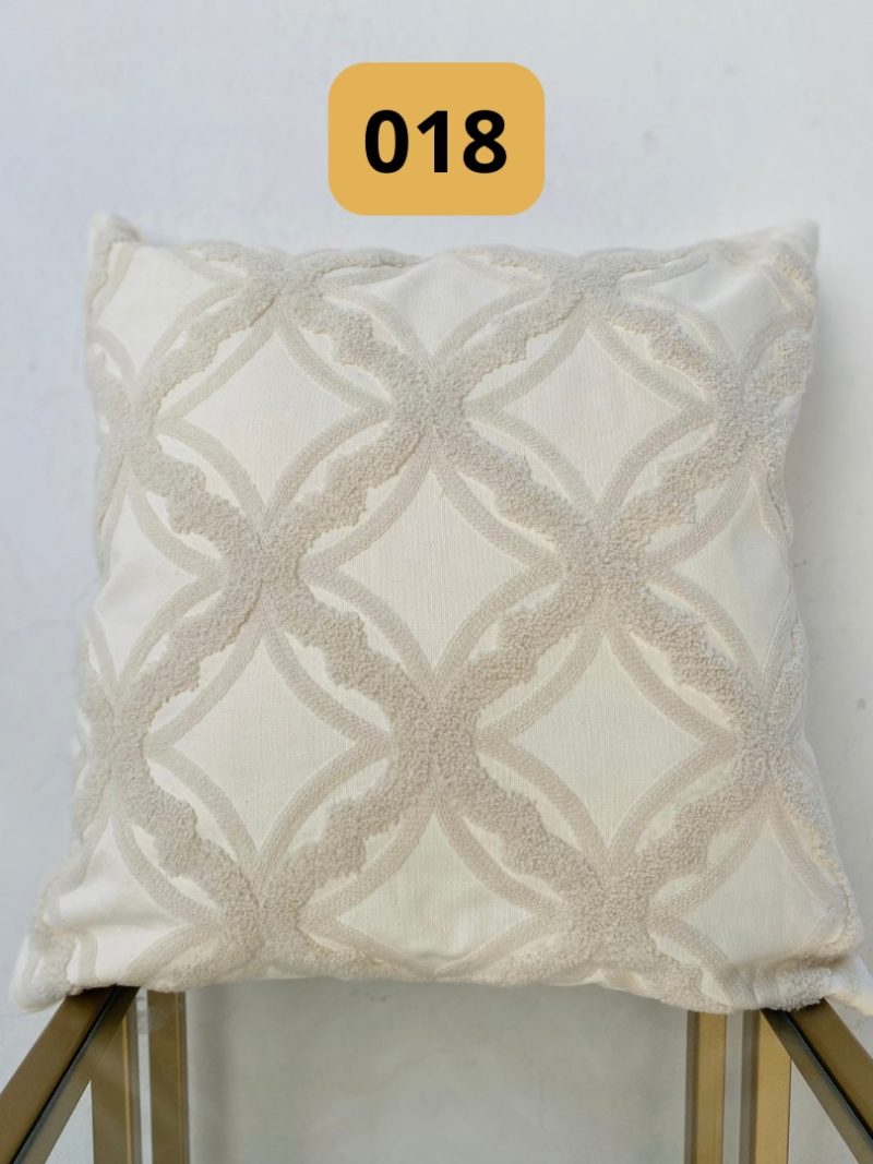 F289F1EB-BAEE-40AE-80BB-7AE4EBB3CE5D.jpg Funda de cojines bordados Simona